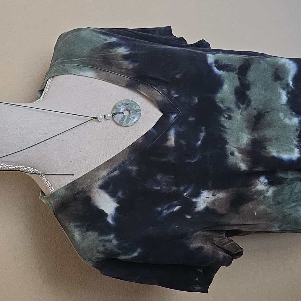 Cloth & Stone Evereve Hi-Low V-Neck Camo Tie Dye Satiny Tee Green/Black EUC - M - Picture 3 of 8